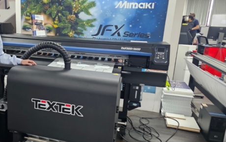 Mimaki Australia 为其 TxF 系列 DTF 打印机添加了 D800 粉末摇动器作为附件