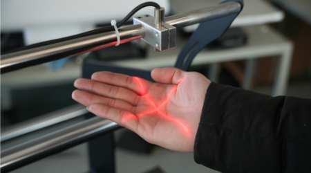 配备两个激光定位器