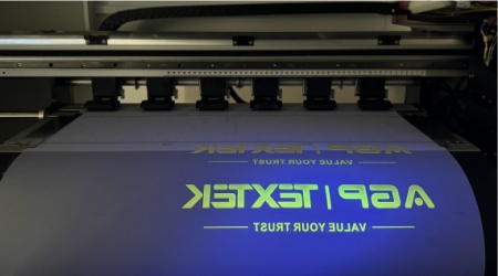 印花色泽鲜艳，衣服手感柔软耐洗。