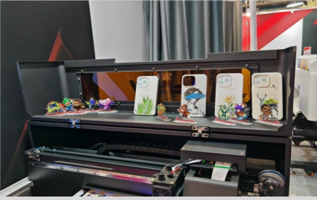 UV平板打印机3040型号可直接打印瓶子！