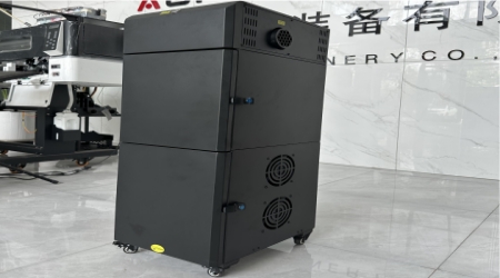 单相三线插头：火线、零线、地线。