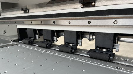HIWIN silent guide rail, extended stainless steel heating printing platform, the printing film is more stable and does not arch the film