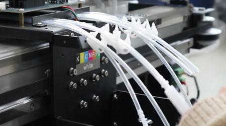 DTF打印机配备透明墨水管，检查墨水状态，并指示颜色。