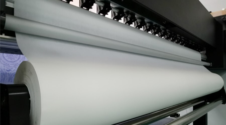 Constant tension retracting system to ensure printed material does not wrinkle.
